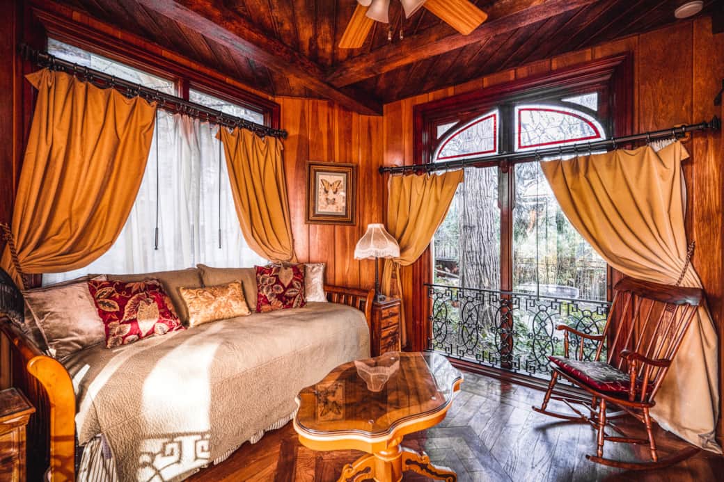 Second bedroom downstairs - flexible setup - Twins, King or Daybed View to the backyard