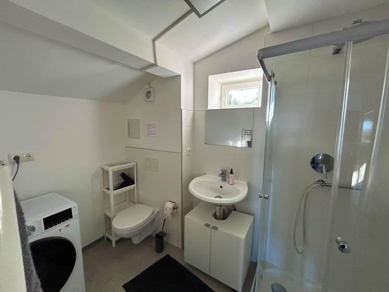 Badezimmer mit Dusche