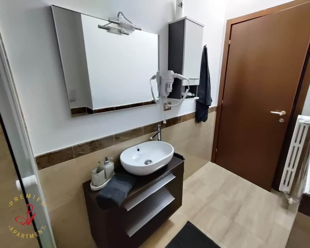 Baño con secador de pelo y productos de acogida.