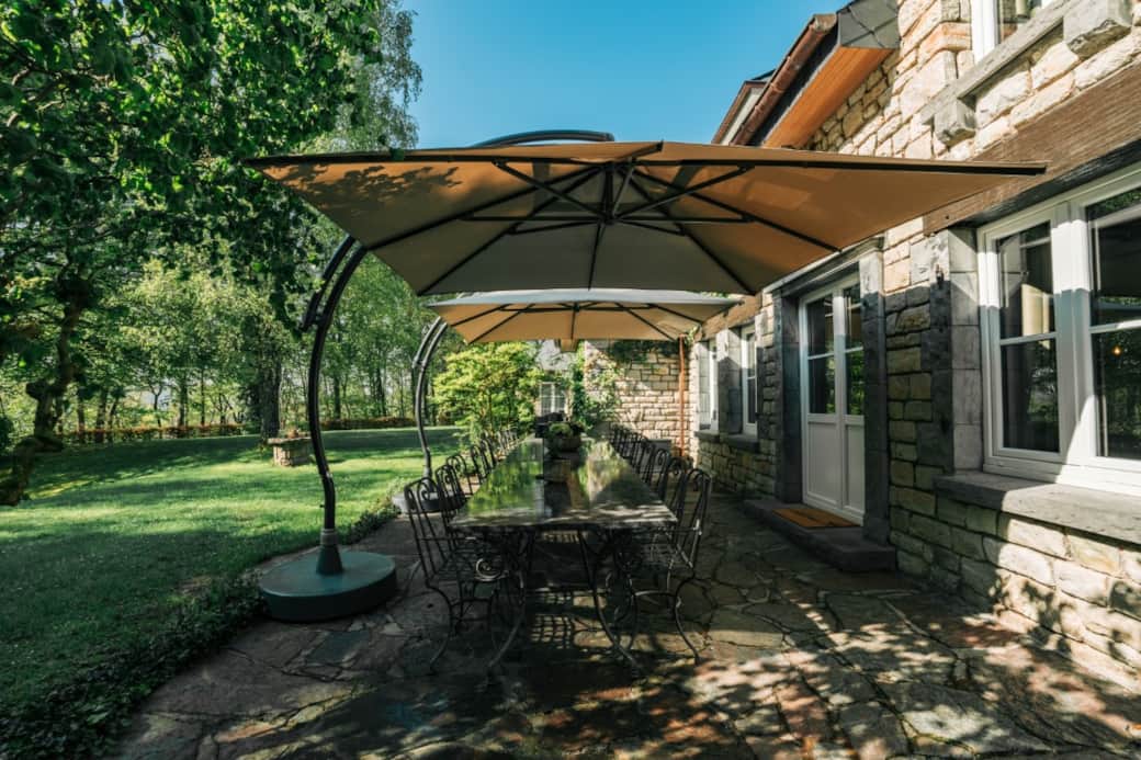 Hintere Terrasse mit Gartenmöbeln und Grill für perfektes Essen im Freien