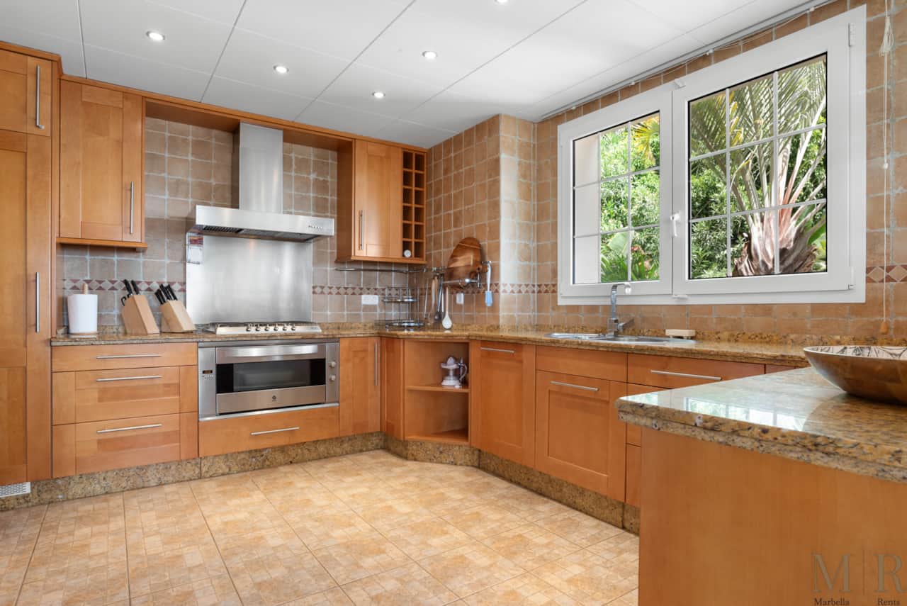 Fully equipped kitchen.