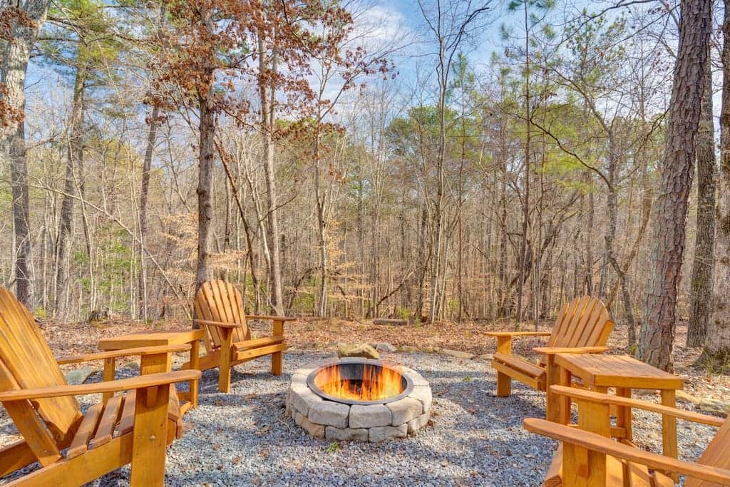 Bella Cabina Firepit and Forest View