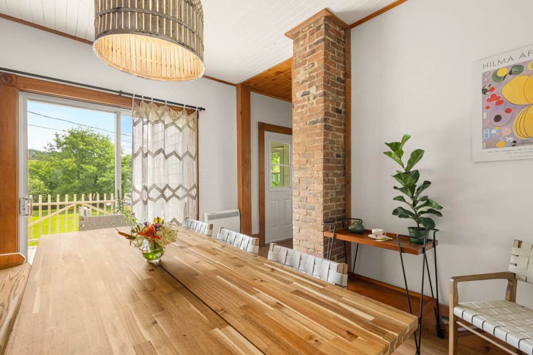 Salle à manger avec vue sur la cour et cheminée de brique. Banc d'église véritable. Balcon de service adjacent avec BBQ.