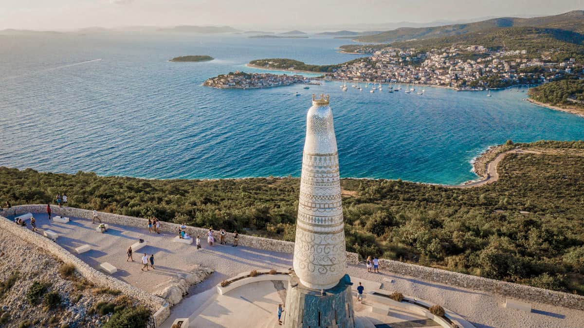 Panoramablick mit Statue Unserer Lieben Frau von Loreto über Primošten