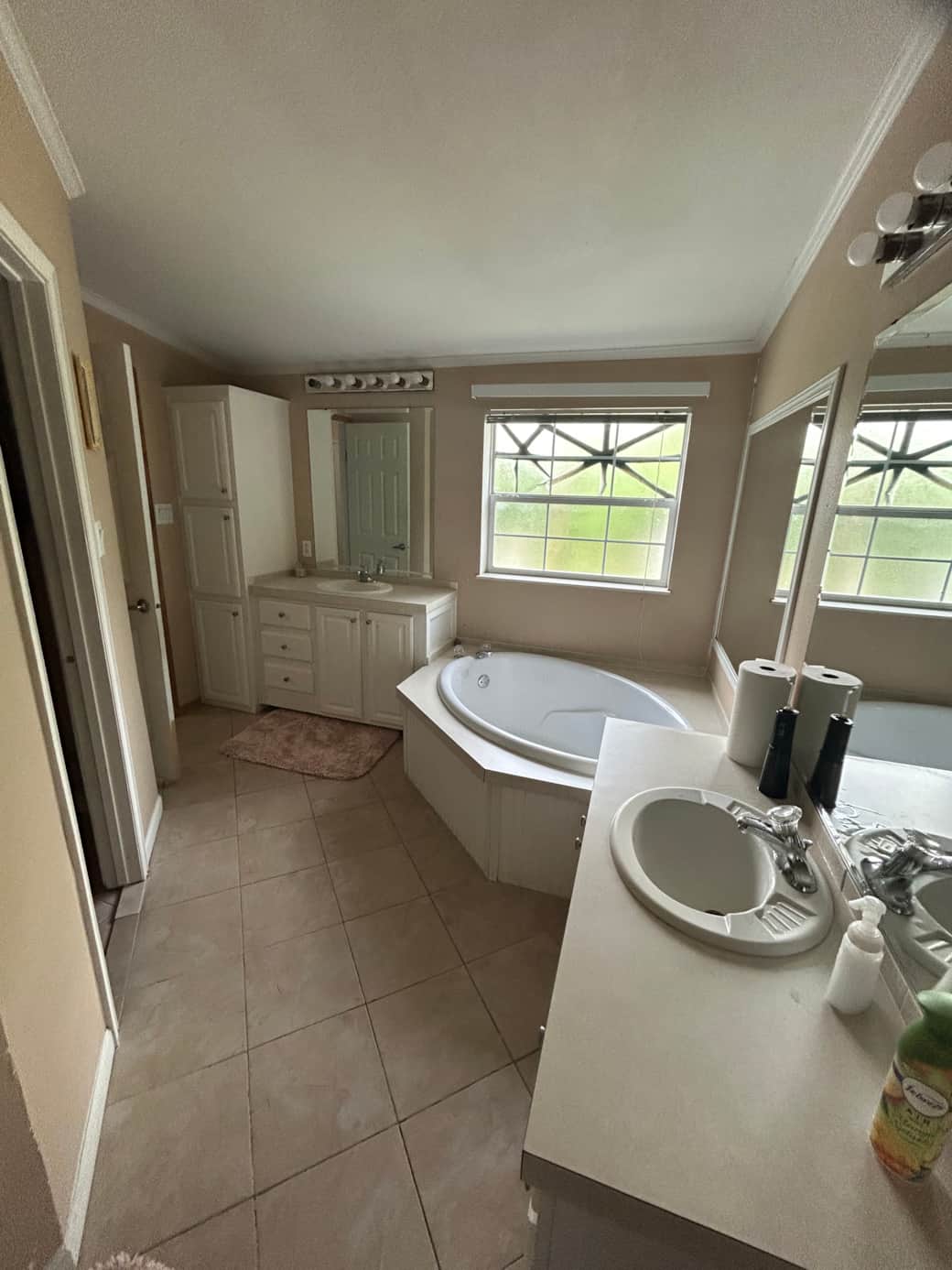 Spacious Master Bath With Shower, Bathtub, 2 Sinks, & Walk In Closet