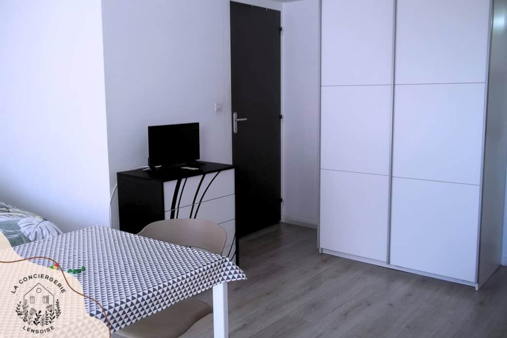TV 
ARMOIRE
PORTE POUR REJOINDRE LA SALLE DE DOUCHE