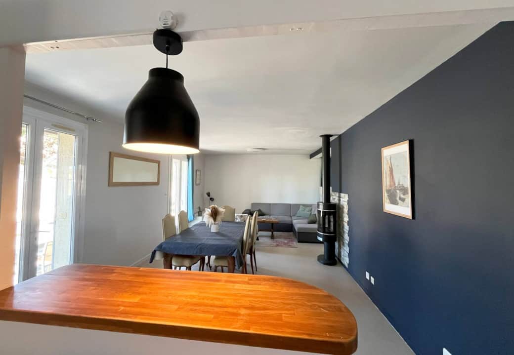 Pour le repas, une grande table avec des rallonges pouvant accueillir aisément 10 personnes.