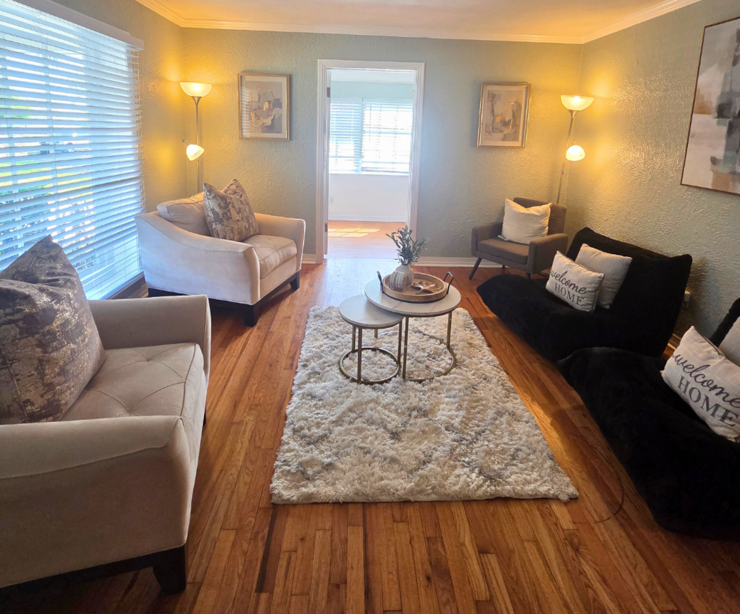 Bright and beautifully decorated living room with a cozy home feeling. Lakeland, FL Bright and beautifully decorated living room with a cozy home feeling. Lakeland, FL