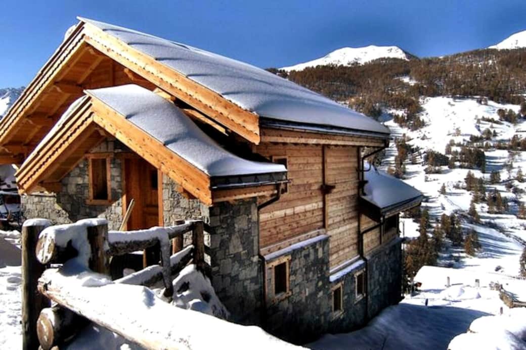 L'extérieur du chalet, l'hiver. L'entrée se fait par ce côté ainsi que l'accès au 3 places de parking privatives.
Nous pouvons apprécier sa situation face aux pistes de ski. L'extérieur du chalet, l'hiver. L'entrée se fait par ce côté ainsi que l'accès au 3 places de parking privatives.
Nous pouvons apprécier sa situation face aux pistes de ski.