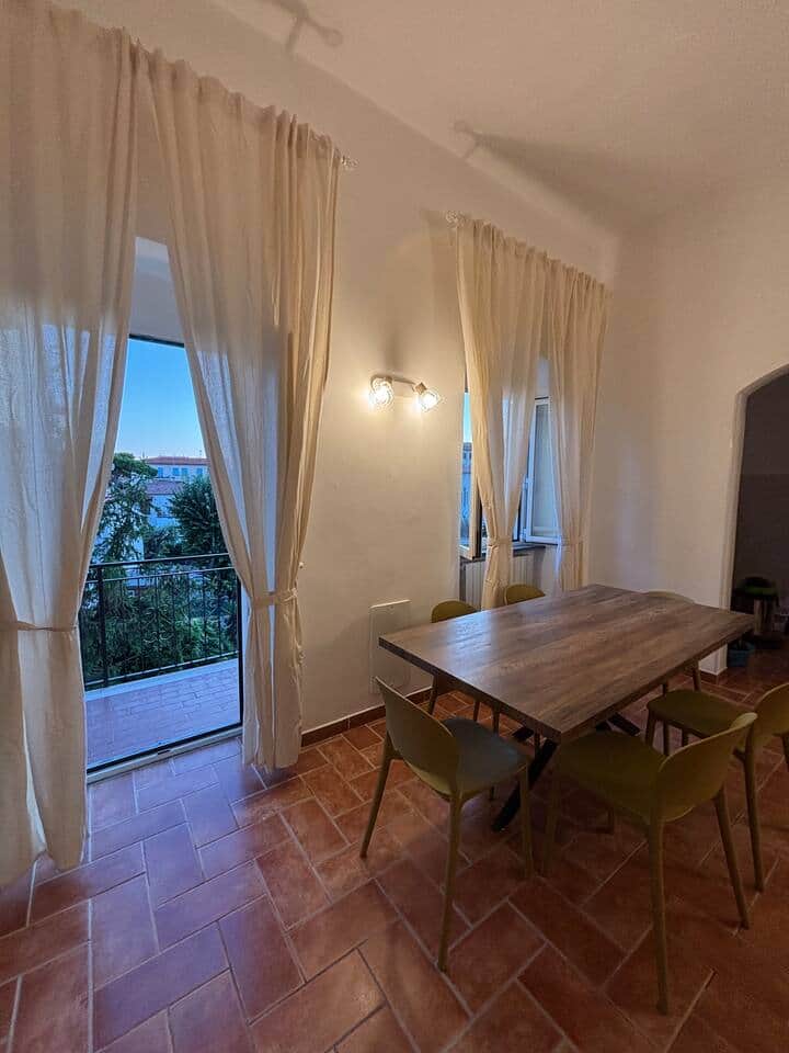 sala da pranzo con affaccio sul giardino