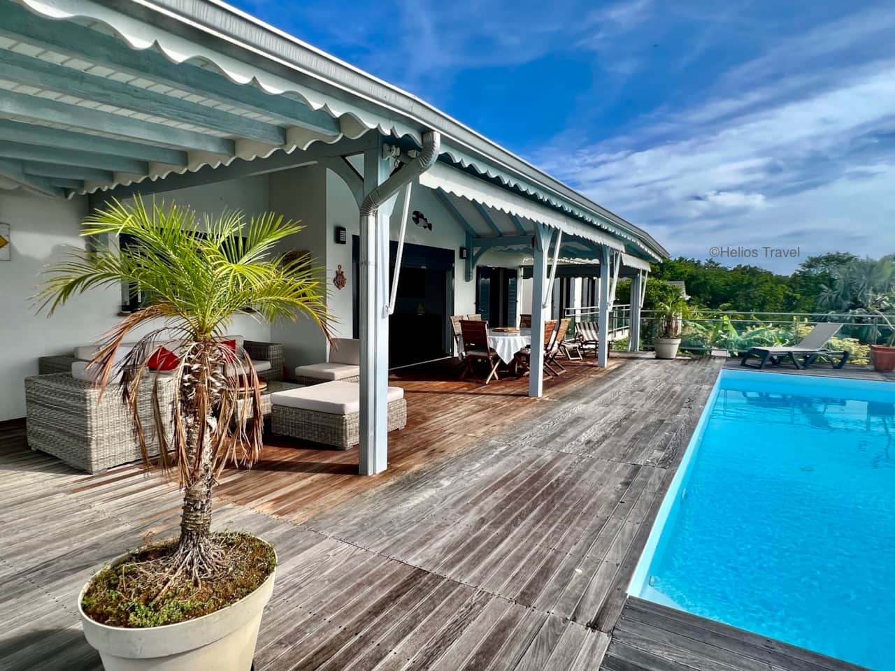 The terrace of the Vaïtea villa and its infinity pool