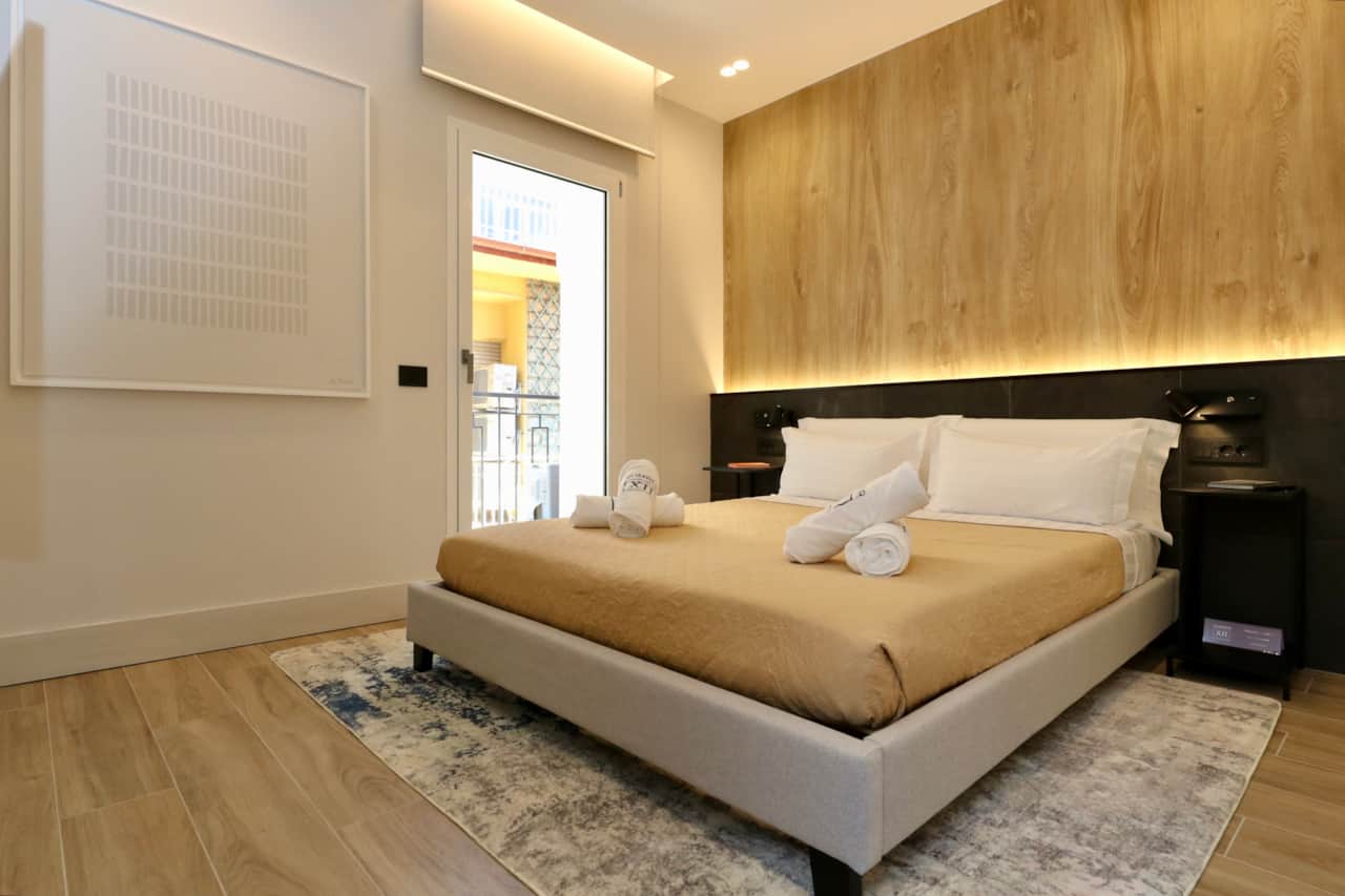 Lussuosa camera da letto con letto king-size