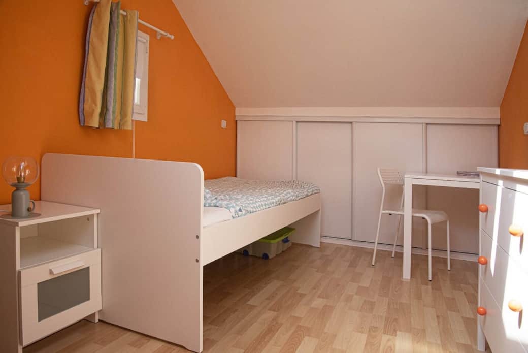 La première chambre, à l'étage, dispose d'un lit pour une personne