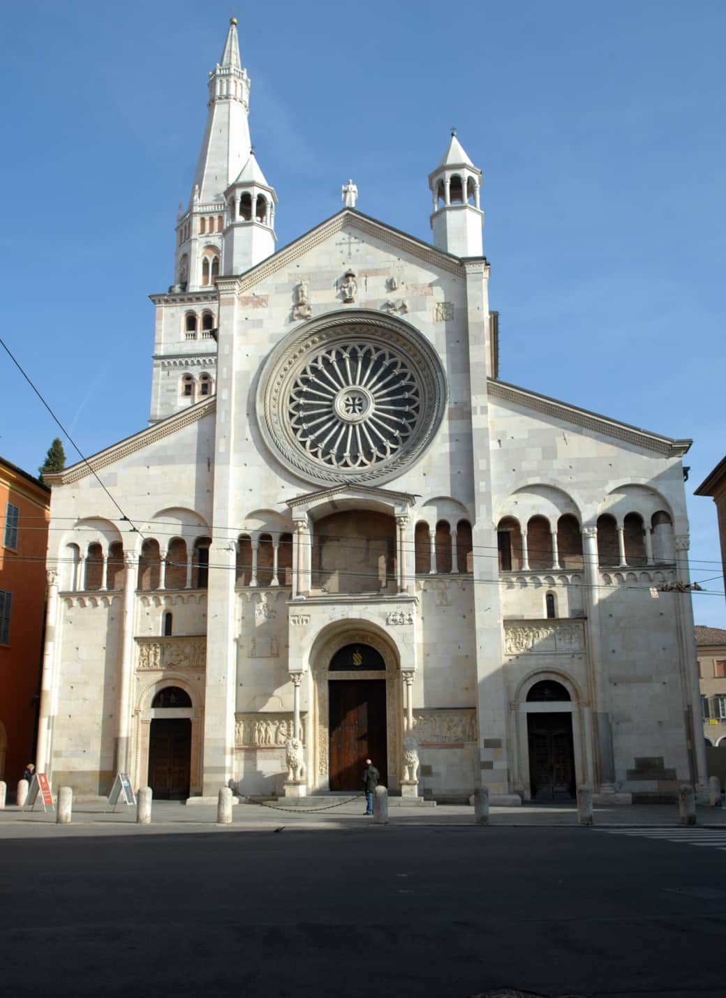 Duomo-facciata_Archivio-fotografico-del-Museo-Civico-dArte-di-Modena-foto-Bruno-Marchetti