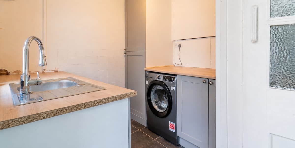 Utility area with washing machine