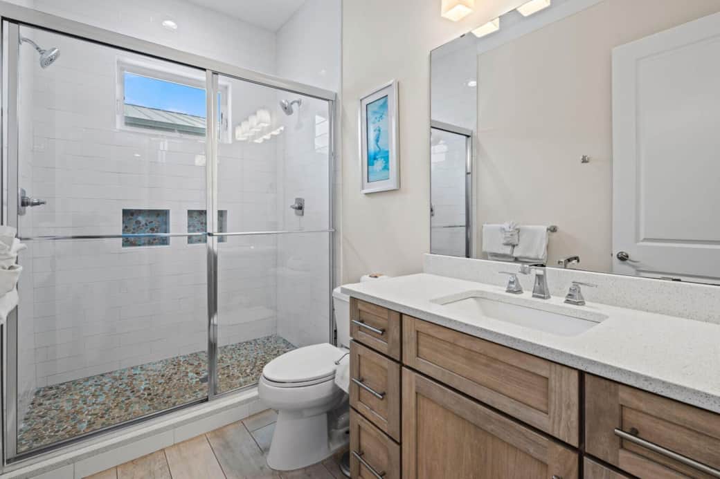 Queen Bathroom 1