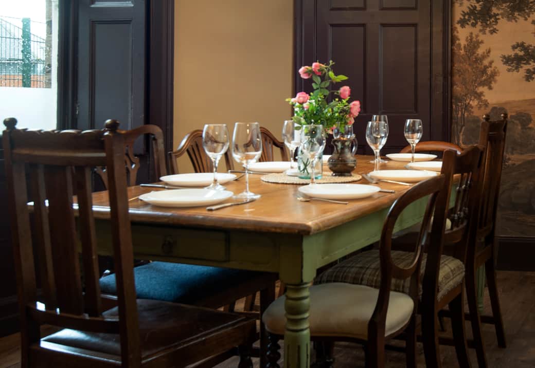 Mad Hatter's tea party kitchen! Tree mural, rustic dining, and fully equipped: oven, hob, fridge, di