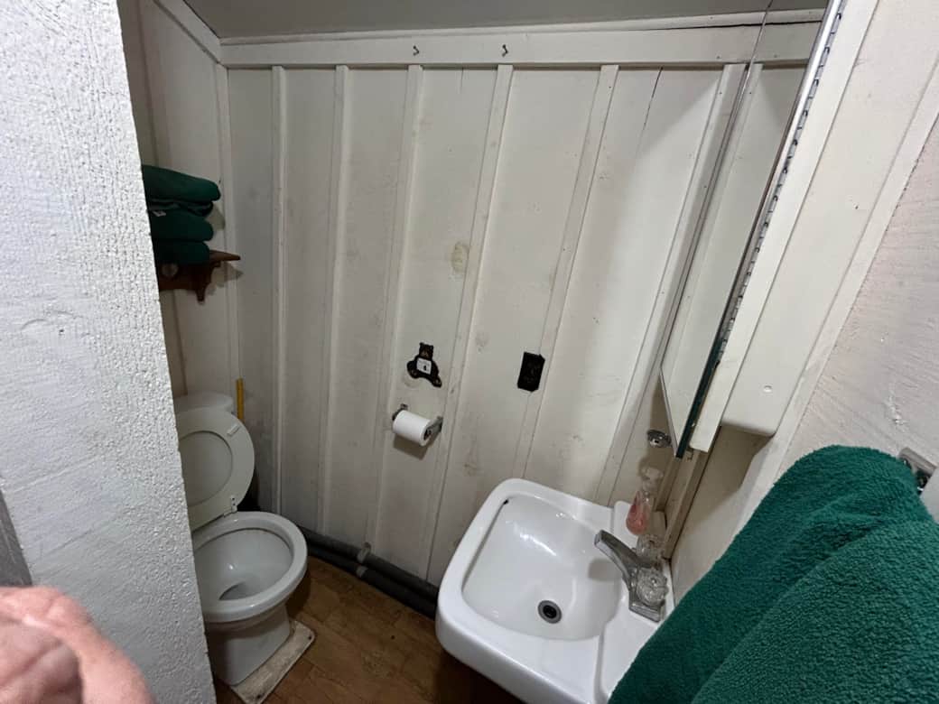 Cabin 7 Bathroom