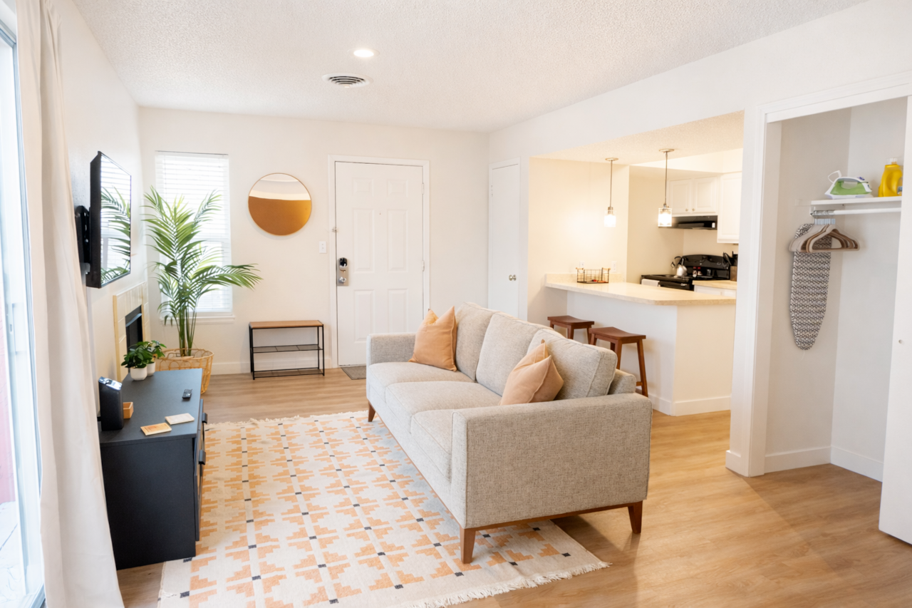 Stylish studio apartment in an unbeatable city location, perfect for work or play.