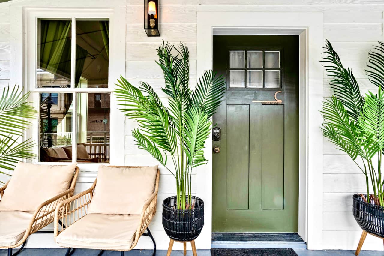 Front porch to the Live Oak Suite