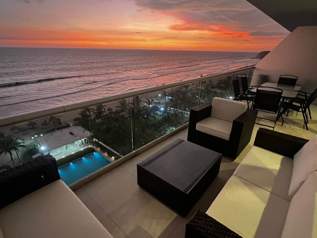 Terraza Con Vista Al Mar y Mobiliario Exterior.