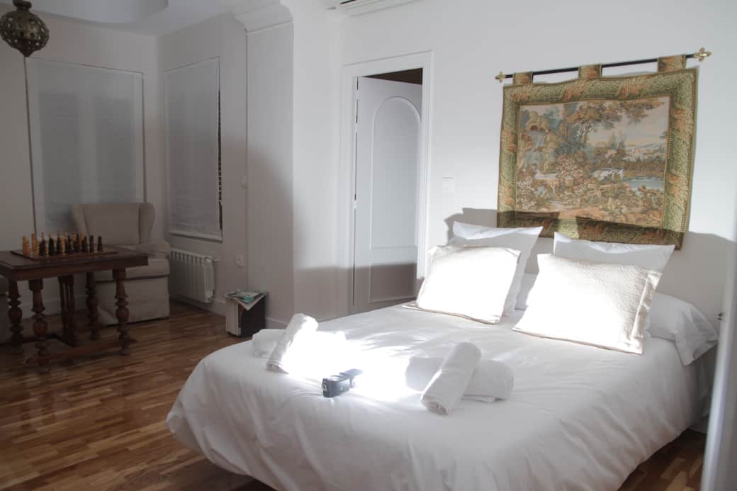 Vista de la cama y sala de estar