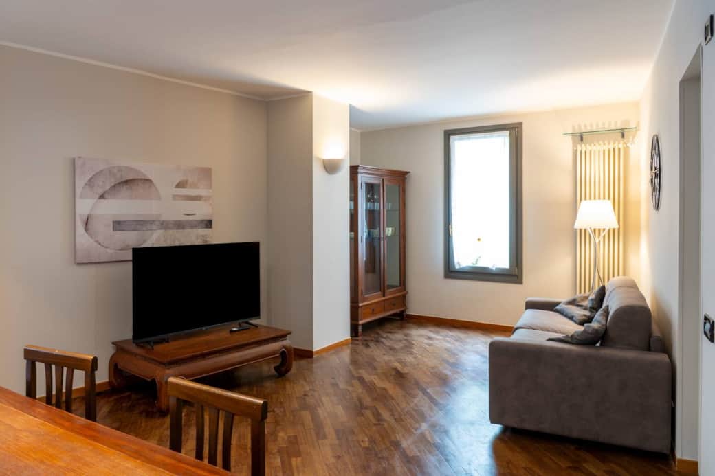 Grande soggiorno con divano letto, Smart TV, tavolo per mangiare/ lavorare da remoto o giocare in compagnia Grande soggiorno con divano letto, Smart TV, tavolo per mangiare/ lavorare da remoto o giocare in compagnia