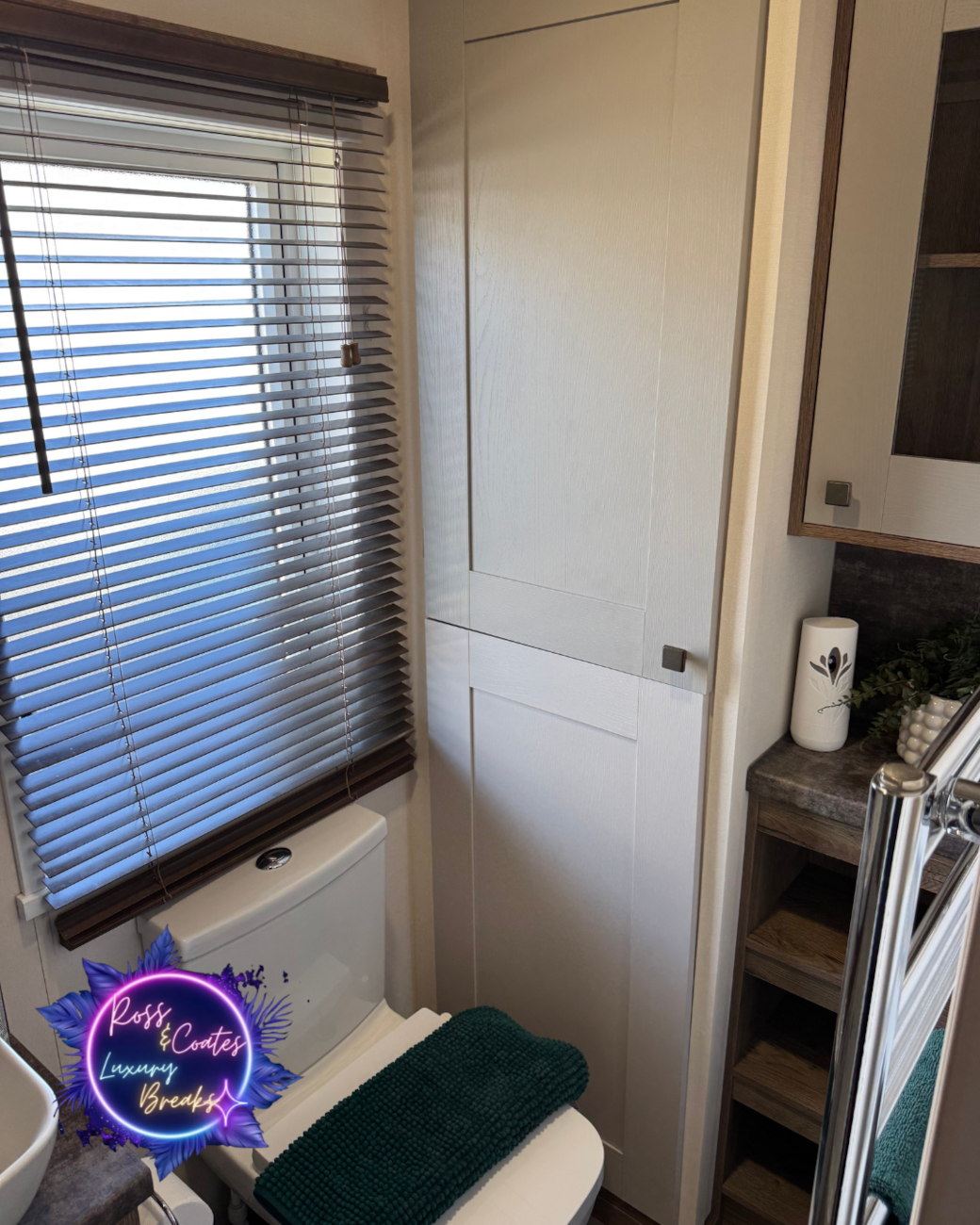 Main Bathroom Main Bathroom