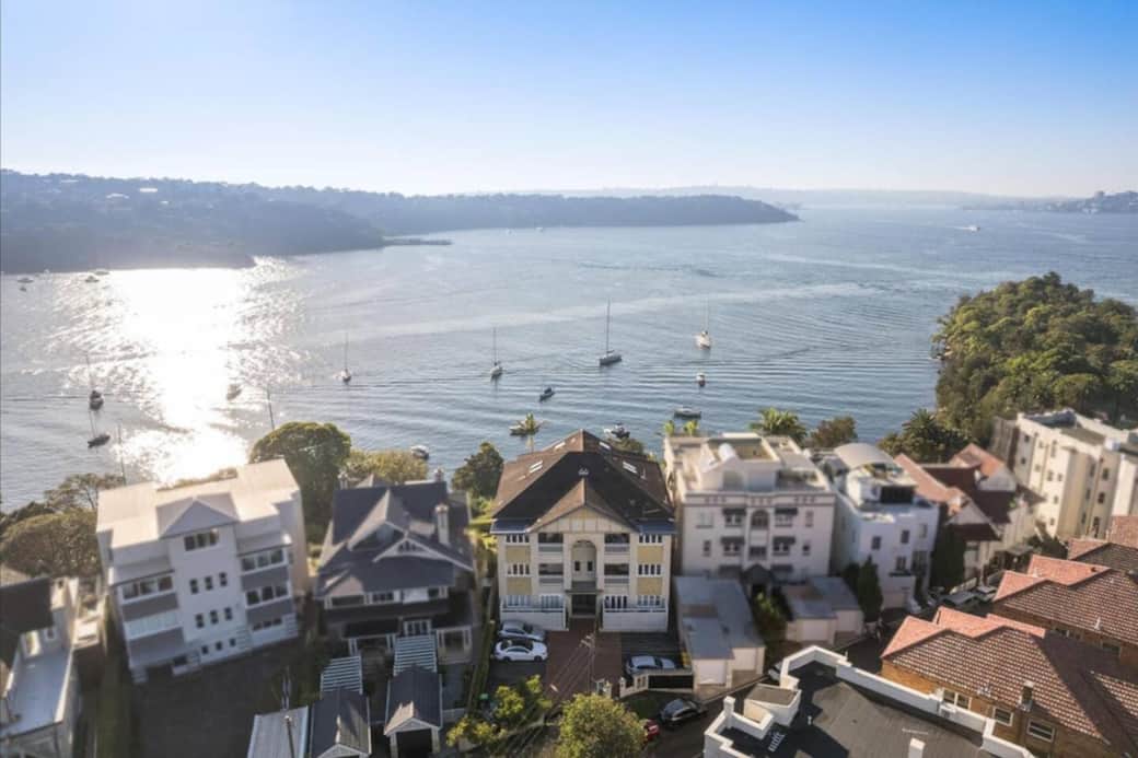 This side of Cremorne Point is leafy and overlooks Taronga Zoo, Cremorne Point Reserve and National Park. 