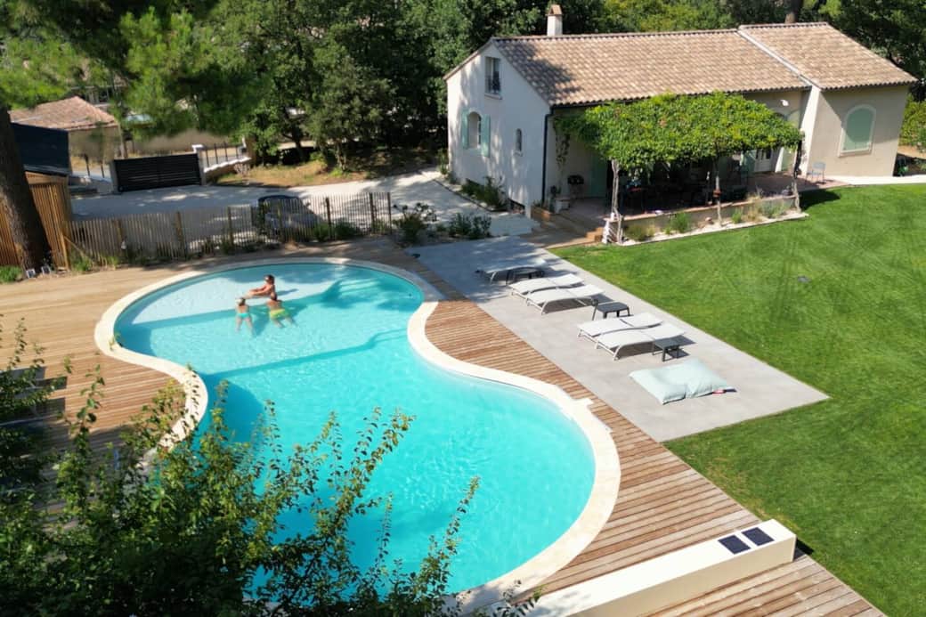 Piscine extérieure de 17 m, non chauffée, avec 3 profondeurs pour nager ou se détendre. Traitée au chlore et protégée par une bâche motorisée sécurisée. Accès partagé en saison avec les hôtes et les voyageurs de la propriété.
