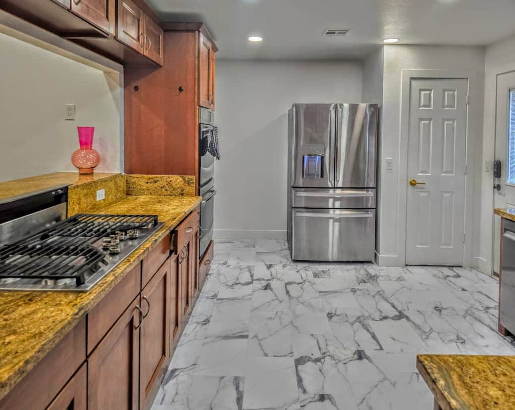 Kitchen Stove & Fridge