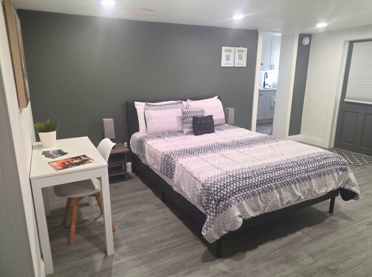 Modern Queen Studio with Kitchen, Bath, Smart Tv & Workspace. Lakeland, FL