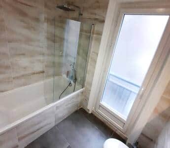 Salle de bain principale avec baignoire