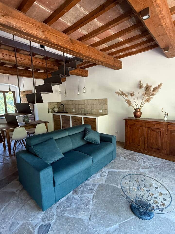 Vista dall'ingresso verso la cucina Vista dall'ingresso verso la cucina