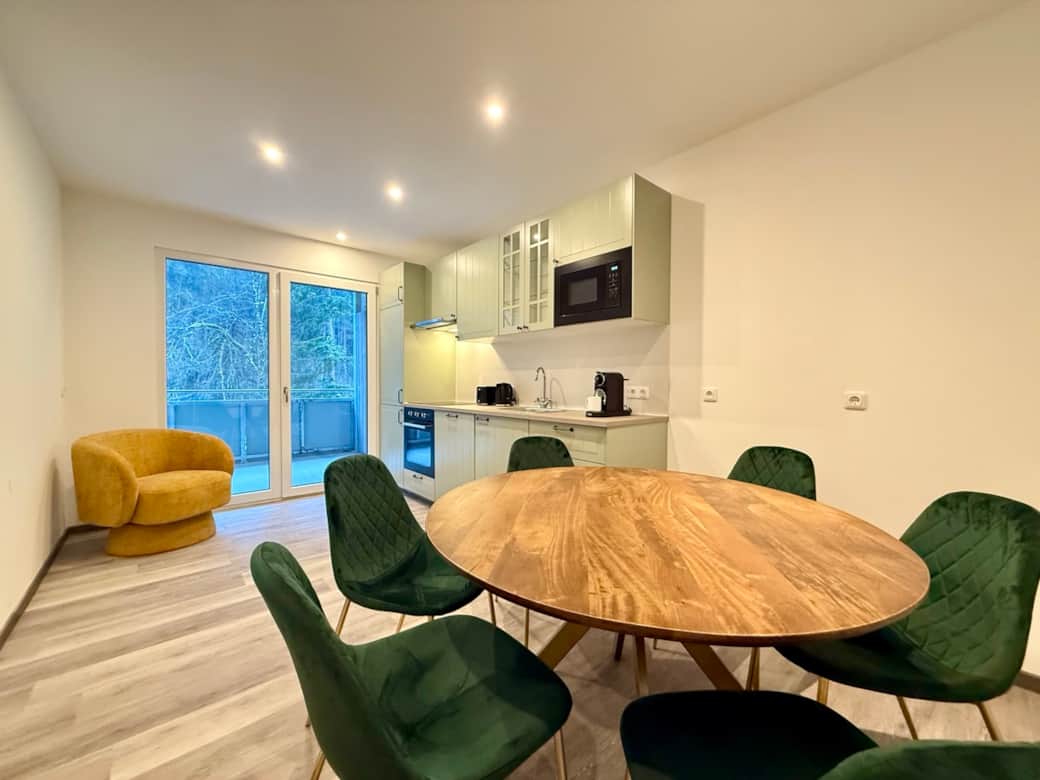 Eat-in kitchen with space for the whole family