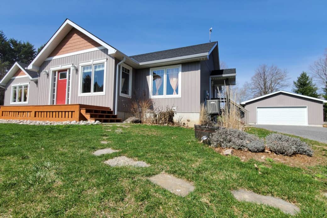 Lakefront sunset view from BizLodge County Greenside Lakeview in Prince Edward County