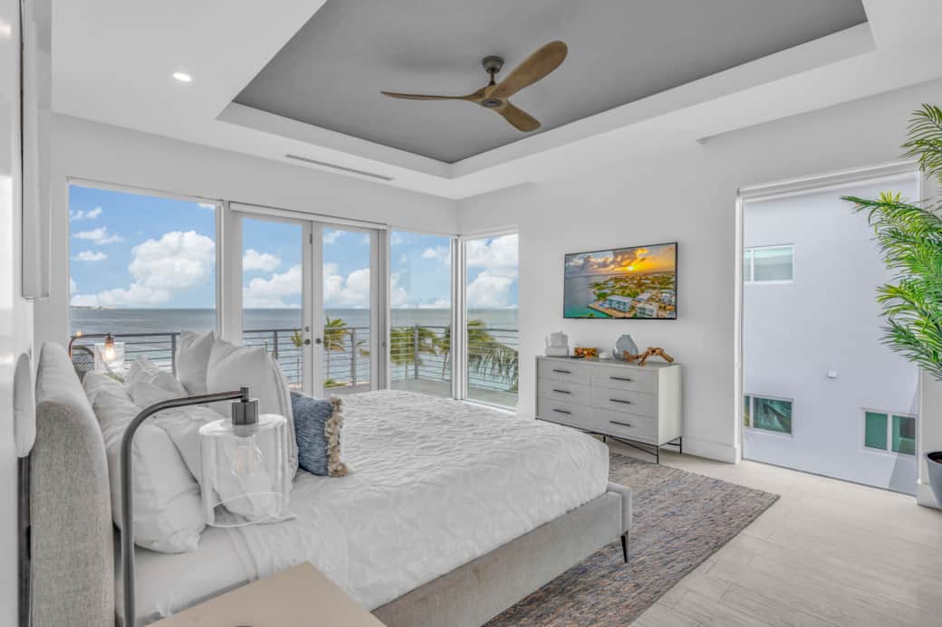 Master Bedroom - Smart TV Master Bedroom - Smart TV
