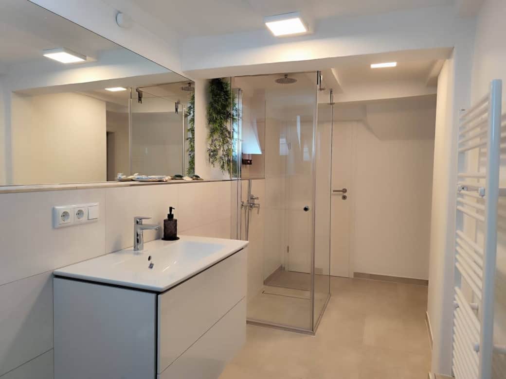 Das Badezimmer grenzt im DG an das Schlafzimmer 3 an.
Genieße die schöne Regendusche.