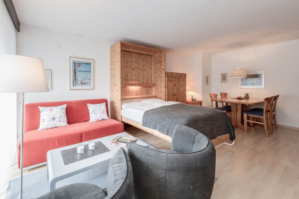 Wohnzimmer mit offenem Schrankbett Wohnzimmer mit offenem Schrankbett