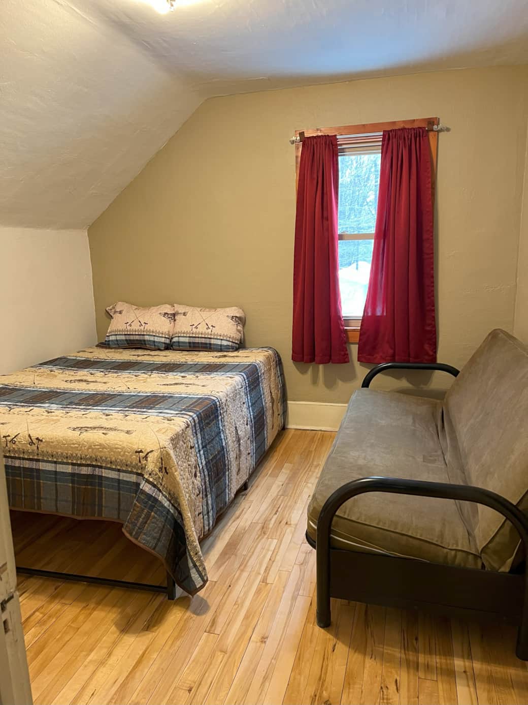 Bedroom 2 - Queen with futon
