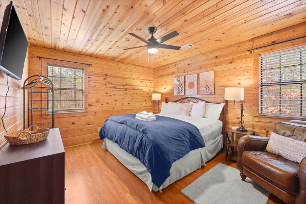Upstairs bedroom 2- King bed