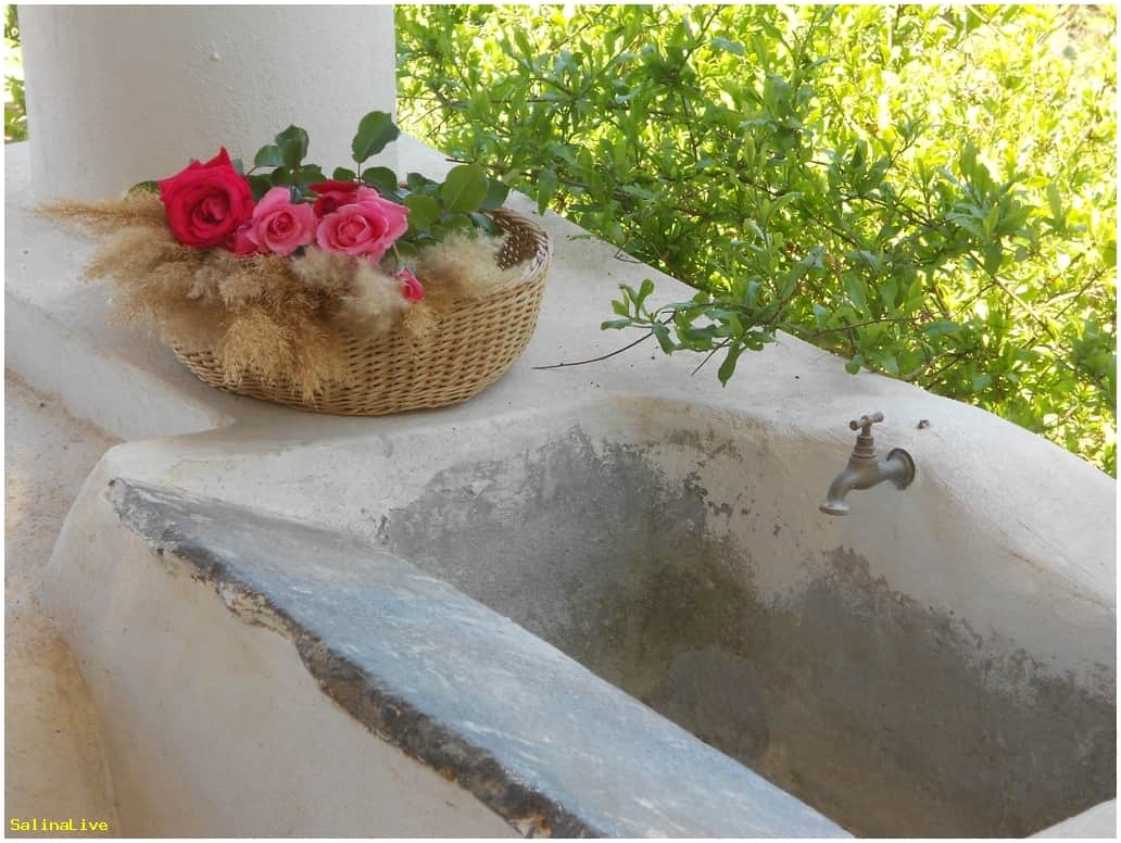 Lavello in pietra e fiori locali nella Casa delle Farfalle a Malfa, Salina autentica. Lavello in pietra e fiori locali nella Casa delle Farfalle a Malfa, Salina autentica.