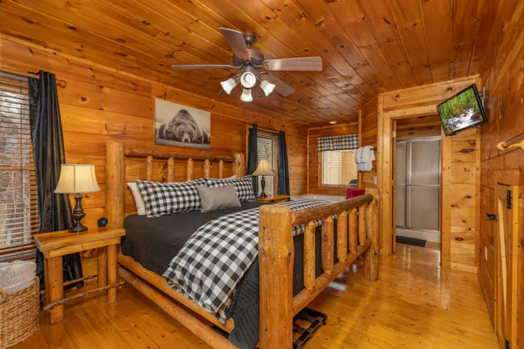 Master Bedroom - New King Hybrid Memory Foam Mattress, Jacuzzi Tub, Flat Screen TV with Roku