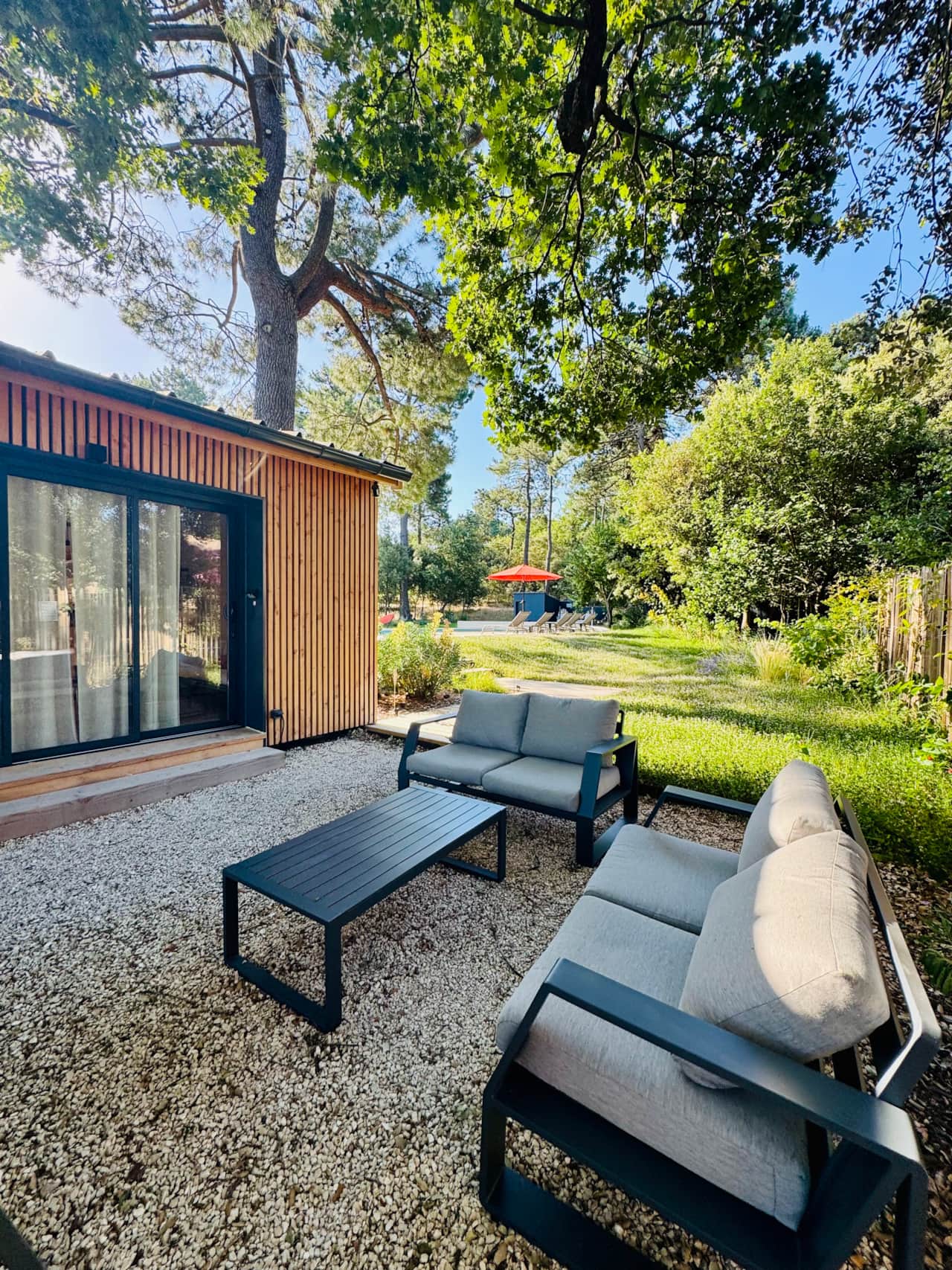 salon de jardin avec accès direct à la piscine et aux espaces détente