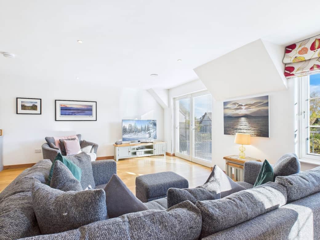 Huge Lounge, Comfy Sofa and chairs with lots of space to hang out, TV, DVD and Highspeed Wifi for entertainment 