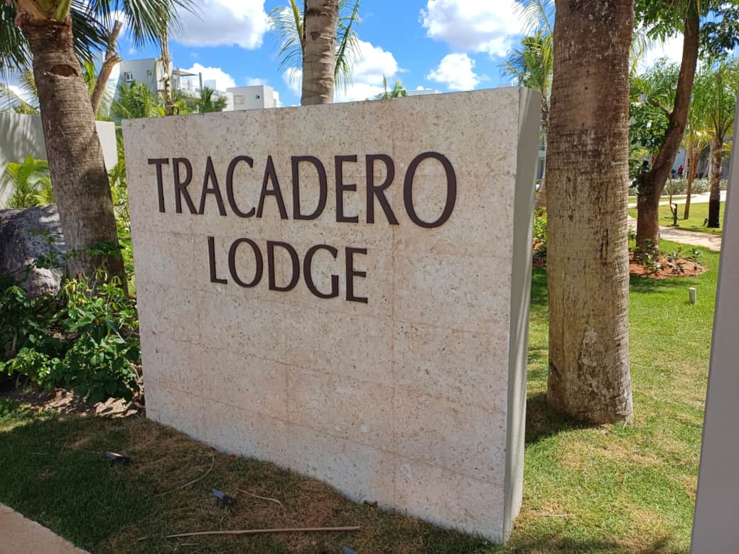 Lodge F4 (2) Lodge F4 (2)