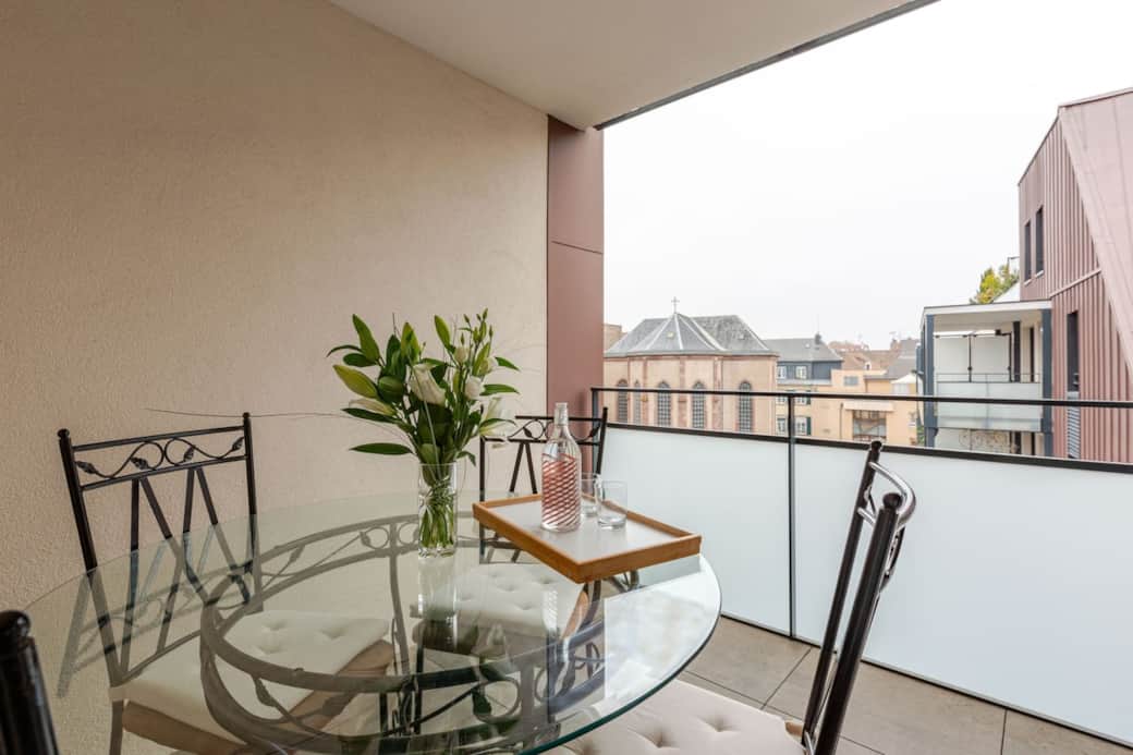 Terrasse pouvant accueillir facilement jusqu’à 4 personnes, un véritable atout rare en plein centre-ville.