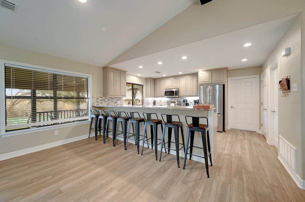 Spacious kitchen bar