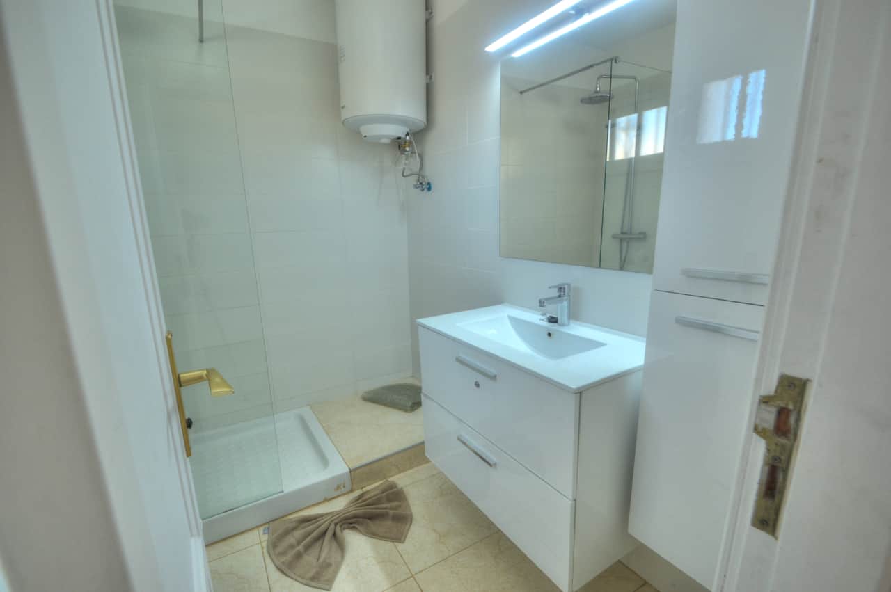 Baño con ducha a ras de suelo