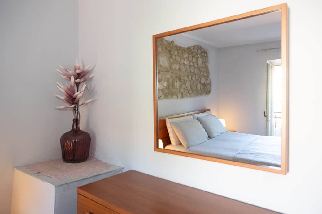 Camera matrimoniale riflessa nello specchio Camera matrimoniale riflessa nello specchio